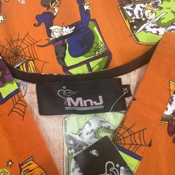 Halloween-Themed Orange Scrub Top With Witch & Spiderweb Print Size XL MnJ Brand - Picture 3 of 10